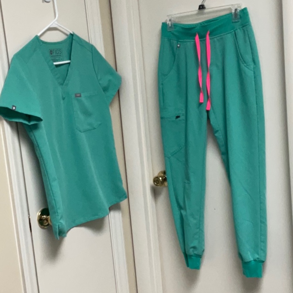 Figs Catarina scrub top and Zamora jogger pant XS